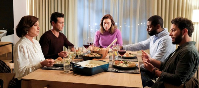 Familienessen ohne Bruder: "Mutter" Margaret (Marcia Gay Harden) neben Schwiegersohn Chuck (Clayton James), dessen Frau Allison (Madeline Wise), dem zweiten Schwiegersohn Chet (Thomas Cadrot) und Todd (Skylar Astin).