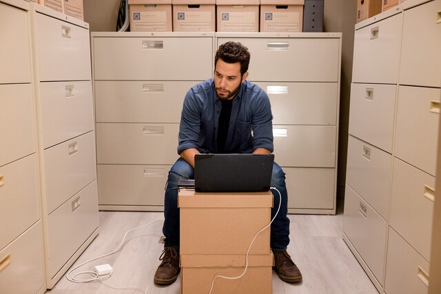 Nicht zwischen den Stühlen, sondern zwischen den Schränken: Todds neuer Arbeitsplatz hat Verbesserungspotential...