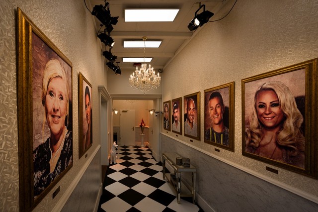 Eingang ins Märchenschloss: Hier begrüßen die Bewohner die Gemälde der "Promi Big Brother"-Sieger aller Staffeln.