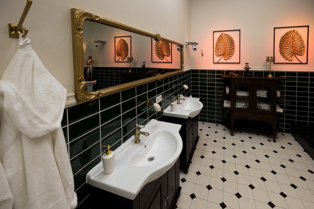 Im Märchenschloss fehlt es den Bewohnern an nichts: Im Badezimmer können sie ihrer Körperpflege in Ruhe nachgehen.