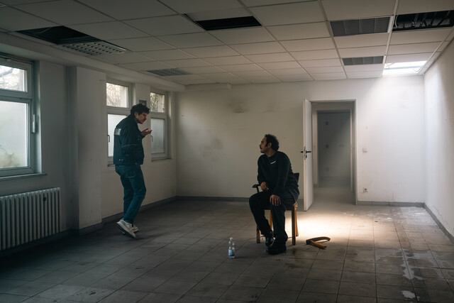 Ordnungsh&uuml;ter Sinan Uzun (Ali Berber, r.) trifft den vorbestraften Maximilian Angerer (Ludwig Brix, l.) bewaffnet &uuml;ber einer Leiche an - und wird selbst als Geisel genommen.