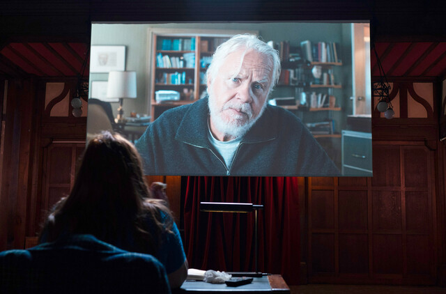 Louise (Liv Henneguier) und ihr Mentor Ted Mackey (Tim Robbins)