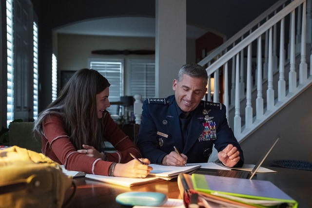 General Mark R. Naird (Steve Carell) löst mit seiner Tochter Erin (Diana Silvers) Matheaufgaben.