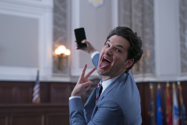 Medienberater F. Tony Scarapiducci (Ben Schwartz) fehlt es oft am notwendigen Ernst...