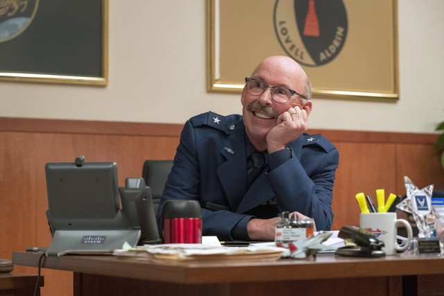 Dessen "Adjutant" und Assistent Brad Gregory (Don Lake) hingegen hat scheinbar unerschütterlich gute Laune - obwohl seine Stellung vermutlich nicht das ist, was man sich als 1-Sterne-General wünscht.