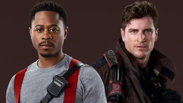 Daniel Kyri (l.) und Jake Lockett in "Chicago Fire"