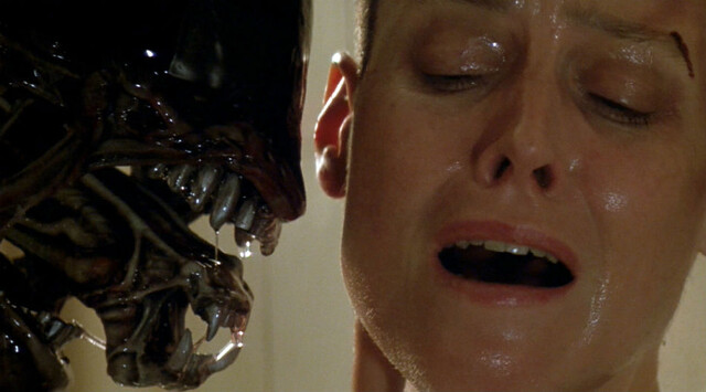 Eine kahlgeschorene Ellen Ripley (Sigourney Weaver) geht mit dem Alien in "Alien III" auf Tuchfühlung