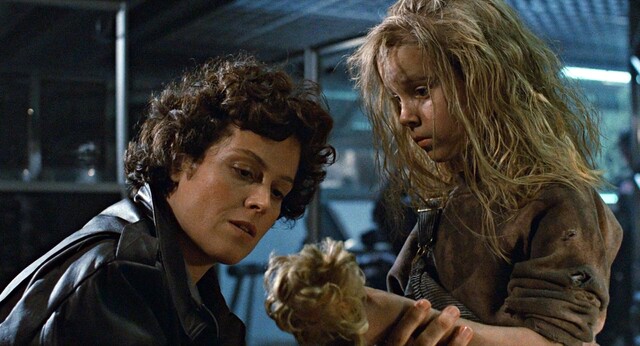Ellen Ripley (Sigourney Weaver, links) und die kleine Newt (Carrie Henn) in "Aliens - Die Rückkehr"