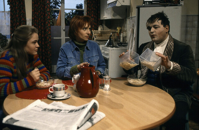 Franzi (Floriane Eichhorn), Charly (Silke Matthias) und Lenni (Michael Trischan) beim Fr&uuml;hst&uuml;ck.
