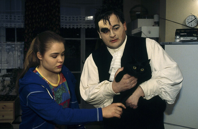 Franzi (Floriane Eichhorn) und Lenni (Michael Trischan) mit der verungl&uuml;ckten Katze