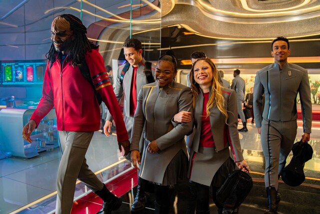 Kadetten auf dem Schulweg: (v.l.) Jay-Den Kraag (Karim Dian&eacute;), Darem Reymi (George Hawkins), SAM (Kerrice Brooks), Genesis Lythe (Bella Shepard) und Caleb Mir (Sandro Rosta).