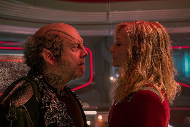 K&ouml;nnen sich nicht riechen: Captain Nahla Ake (Holly Hunter, r.) und Pirat Nus Braka (Paul Giamatti).