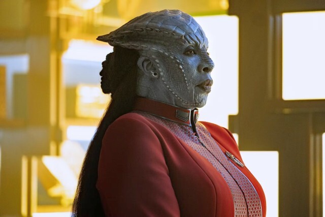 Gina Yashere als Commander Lura Thok