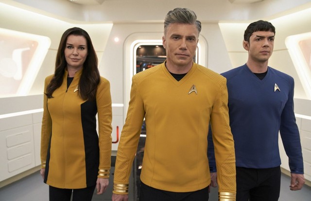 Zentrales Trio der neuen "Star Trek"-Serie: Pike (Anson Mount, M.), Number One (Rebecca Romijn) und Mr. Spock (Ethan Peck, r.)