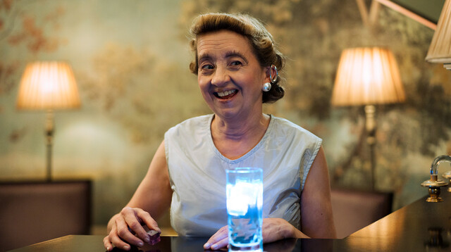 Im Hotel genie&szlig;t Frau Schmitt (Anna B&ouml;ttcher) die kuschelige Atmosph&auml;re und die k&ouml;stlichen Desserts.