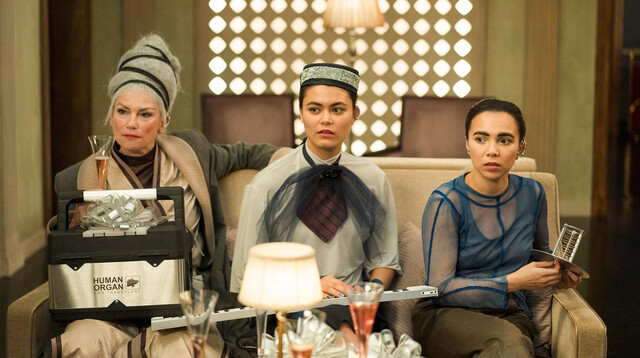 Im "Stardust Hotel" sorgen sich (v.l.) Vero Sui (Sabine Vitua), Eks (Tomomi Themann) und Yakumi (Silke Sollfrank) um die Zukunft in ihrer geliebten Heimst&auml;tte.