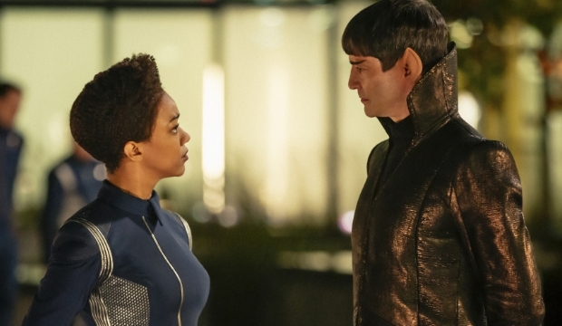 Michael Burnham (Sonequa Martin-Green) und Sarek (James Frain)