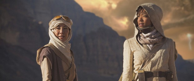 Das Team aus Captain Philippa Georgiou (Michelle Yeoh) und erstem Offizier Michael Burnham (Sonequa Martin-Green) beim Außeneinsatz