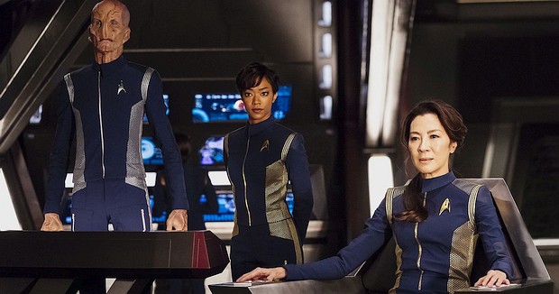 Die Brückencrew: Saru (Doug Jones), Michael Burnham (Sonequa Martin-Green) und Captain Georgiou (Michelle Yeoh)