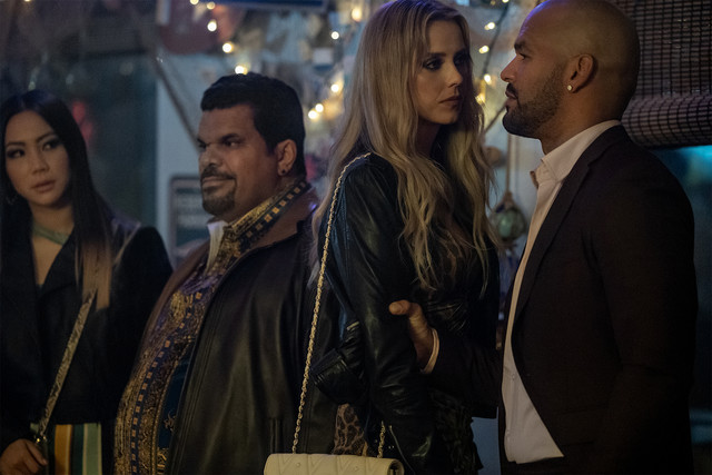 (v.l.) Daisy (Jona Xiao), Jorge Cuevas (Luis Guzman), Renee Segna (Riley Voelkel) und Frankie Cuevas (Amaury Nolasco) in der zweiten Staffel von "Hightown"