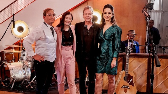 Wigald Boning (l.) und Stephanie Stumph (r.) mit ihren Gästen Madeline Juno und Kiefer Sutherland
