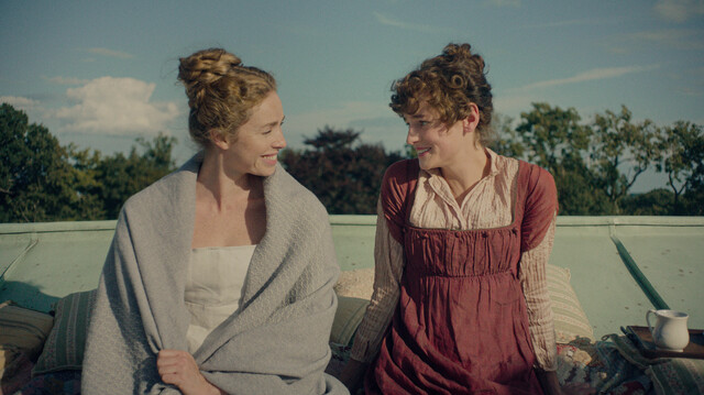 Freya Mavor (l.) als Jane Bennet und Emma Corrin (r.) als Elizabeth Bennet
