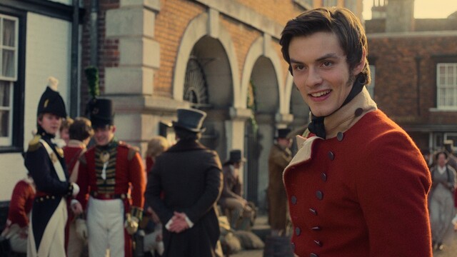 Louis Partridge als Mr. Wickham