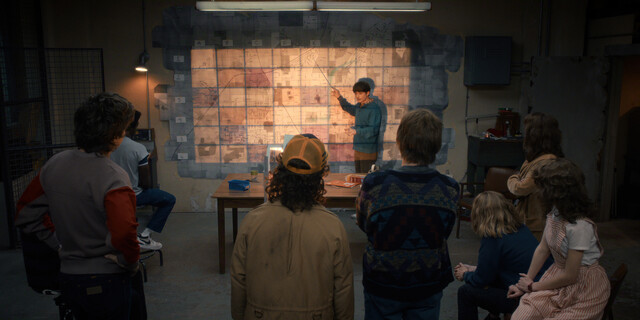 Alle helfen mit beim Crawl, bei dem Hopper sich ins "Upside Down" schleicht, um Vecna aufzuspüren.