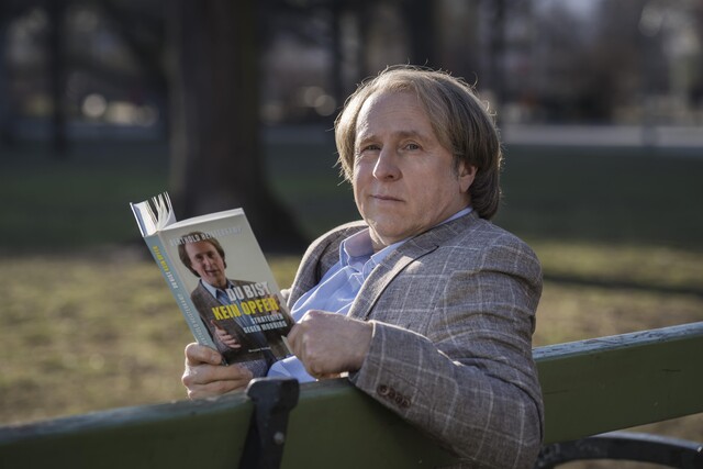 Berthold "Ernie" Heisterkamp (Bjarne M&auml;del) hat seine Erfahrungen in Buchform gepresst