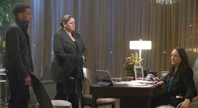 Das Umfeld: Wegen der entführten Enkelin von Sue Lynn Blackbird (Tantoo Cardinal, l.) sind die diplomatische Lieutenant Cosgrove (Camryn Manheim, M.) und Detective Miles Hoffman (Michael Ealy, r.) bei der dickköpfigen und durchsetzungsstarken Stammesfrau - die die Angelegenheit allerdings lieber selbst regeln will.