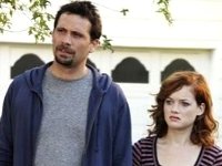 George (Jeremy Sisto) und Tochter Tessa (Jane Lyne) müssen sich an das Leben im Vorort erst noch gewöhnen