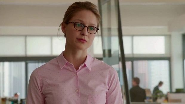 Kara Danvers (Melissa Benoist) in "zivil" als die sympathische Assistentin von Cat Grant...