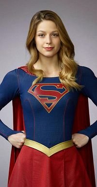 ... und Kara Zor-El in Montour als "Supergirl"