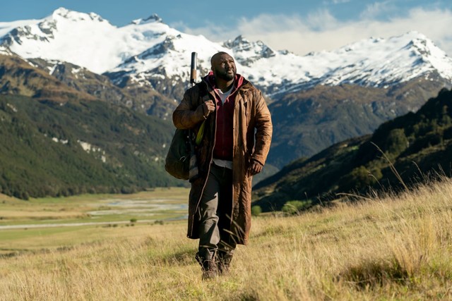 Tommy Jepperd (Nonso Anozie) will eigentlich allein durchs Land streifen.