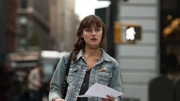 Kleinstadtmädchen Tess (Ella Purnell) wirkt mit ihren großen Rehaugen verloren in New York