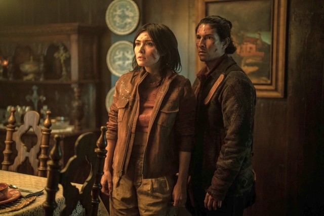 Daniella Pineda als Idalia und Danny Ramirez als Eric