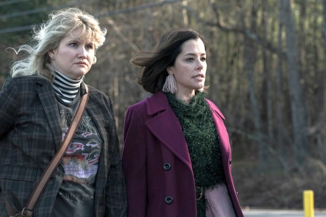 Jillian Bell als Gina und Parker Posey als Blair