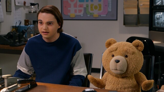 Unzertrennliche Freunde: John (Max Burkholder) und Ted müssen bei der Schuldirektorin vorsprechen.