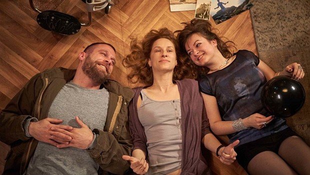 Mark Tempel (Ken Duken, l.), seine Frau Sandra (Chiara Schoras, m.) und ihre Tochter Juni (Michelle Barthel, r.)