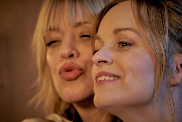 Mila (Friederike Kempter, r.) und ihre Schwester Anja (Heike Makatsch)