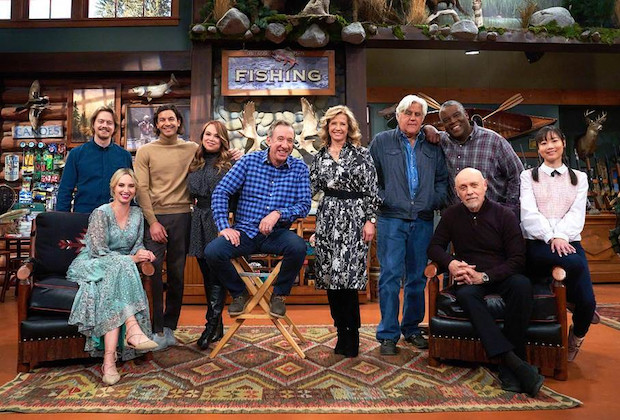 Setfoto mit (v. l.) Christoph Sanders (Kyle Anderson), Molly McCook (Mandy Baxter-Anderson), Jordan Masterson (Ryan Vogelson), Amanda Fuller (Kristin Baxter), Tim Allen (Mike Baxter), Nancy Travis (Vanessa Baxter), Dauergast Jay Leno (Joe), Jonathan Adams (Chuck Larabee), Hector Elizondo (Ed Alzate) und Krista Marie Yu (Jen)