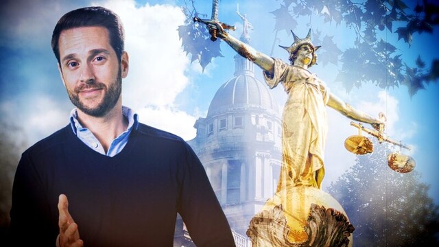Mirko Drotschmann und die Justitia-Statue auf dem Old Bailey in London