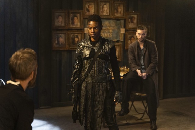 Indra (Adina Porter) muss mit Sheidheda (JR Bourne) verhandeln.