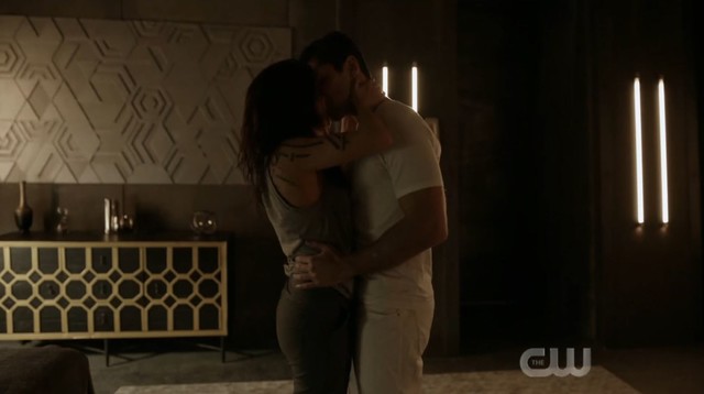 Octavia (Marie Avgeropoulos) und Levitt (Jason Diaz) kommen sich näher.