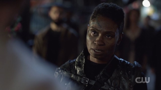 Indra (Adina Porter) versucht den Frieden in Sanctum zu wahren.