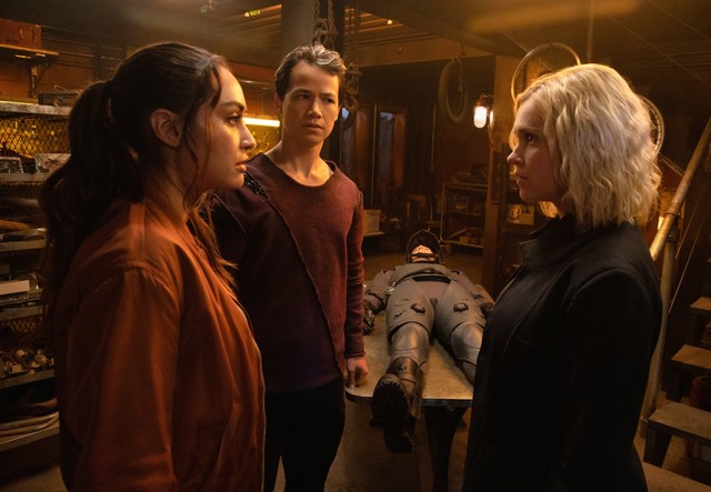 Raven (Lindsey Morgan) bringt Clarke (Eliza Taylor) auf den neuesten Stand.