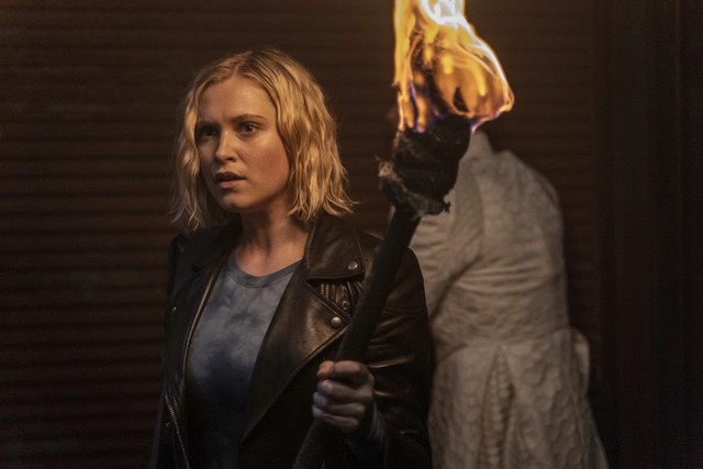 Clarke (Eliza Taylor) hat das Gegenmittel dabei.