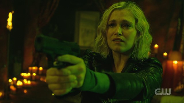 Clarke (Eliza Taylor) steht plötzlich Bellamy gegenüber.