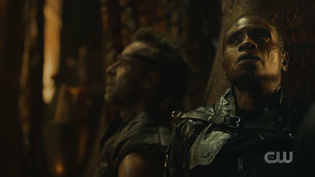Indra (Adina Porter) ist gezwungen, mit Sheidheda (JR Bourne) zusammenzuarbeiten.