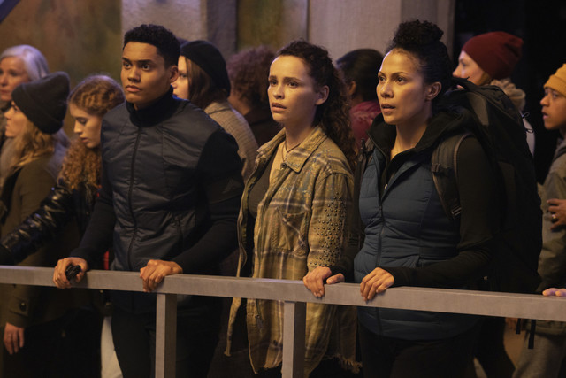 Reese (Adain Bradley), Callie (Iola Evans) und ihre Mutter (Crystal Balint) erleben im Bunker das Ende der Welt.